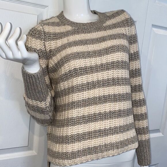 NEW VICTORIA SECRET SWEATER - Picture 5 of 6